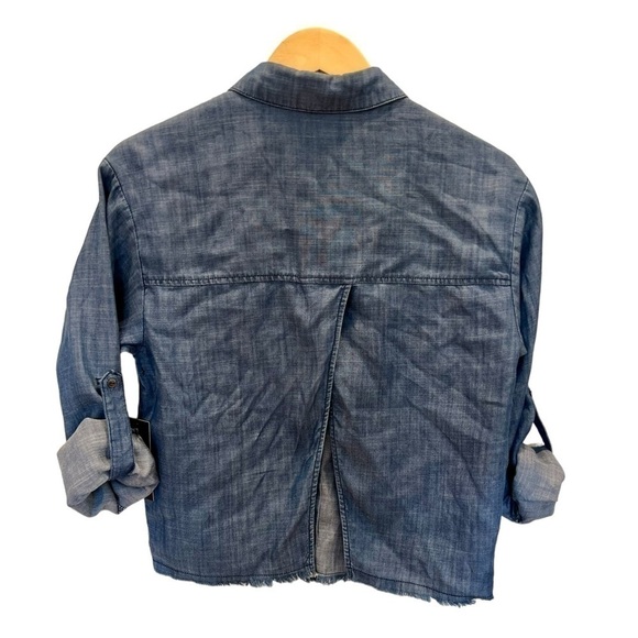 NWT Lulu’s My Reverie Chambray Button Up Back Slit Cropped Top Blue - Picture 4 of 4